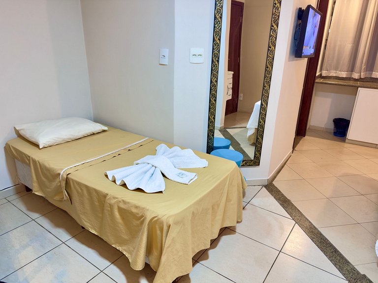 Apto estúdio c/ ar no centro de Divinópolis (102)