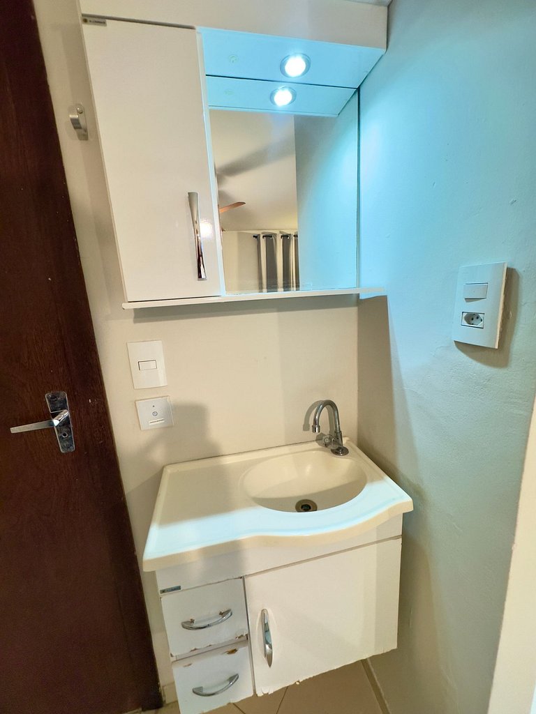 Apto estúdio c/ ar no centro de Divinópolis (102)